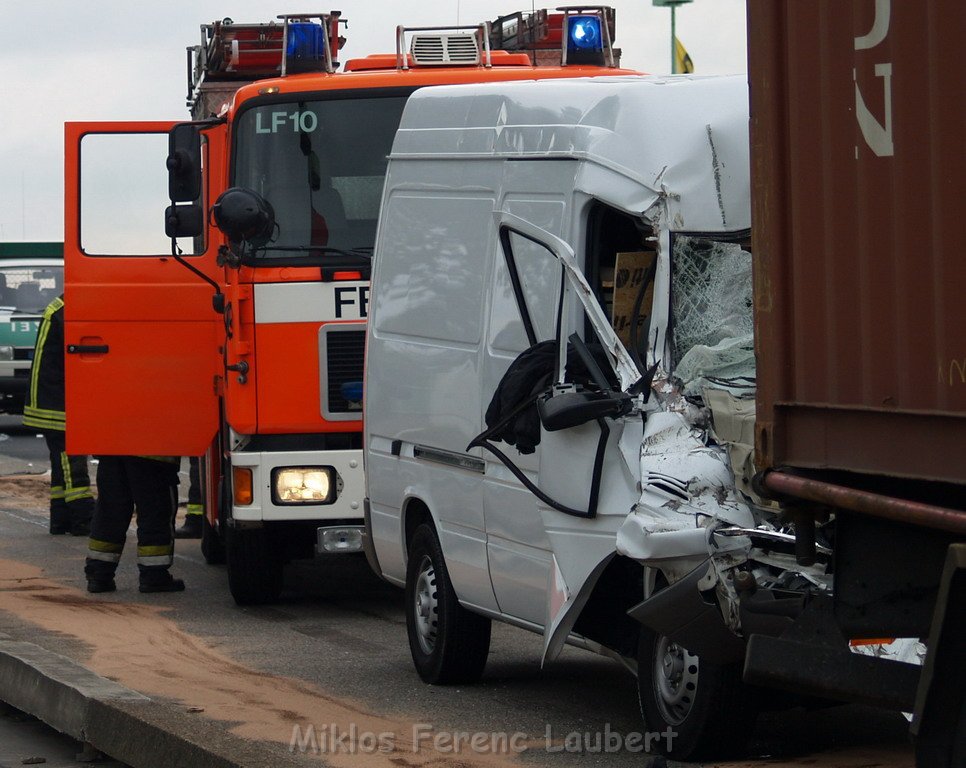 VU Transporter Lkw Zoobruecke Rich Koeln    P26.JPG